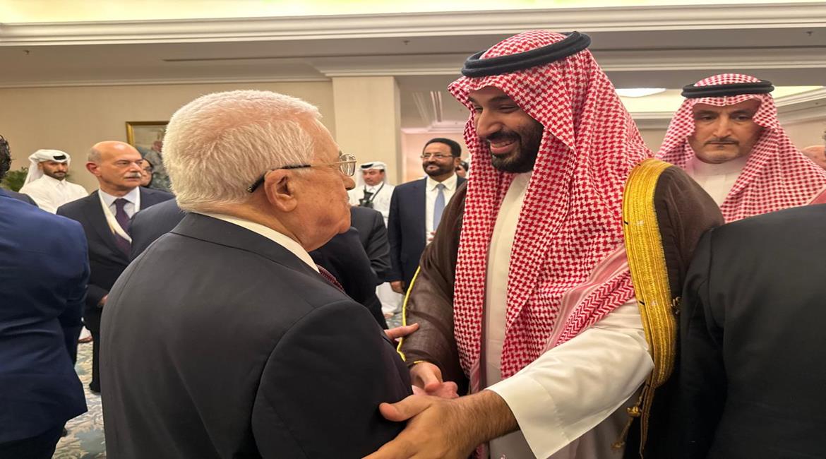 الرئيس محمود عباس، يلتقي ولي العهد السعودي، رئيس مجلس الوزراء، الأمير محمد بن سلمان، على هامش اجتماعات القمة العربية الإسلامية الطارئة لبحث الهجوم الإسرائيلي على دولة قطر
